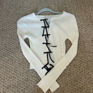 Stylish White Ribbed Top with Black Bows Urban